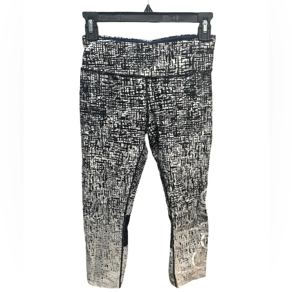 CALVIN KLIEN BLACK AND WHITE CAPRI LEGGINGS - Picture 1 of 3